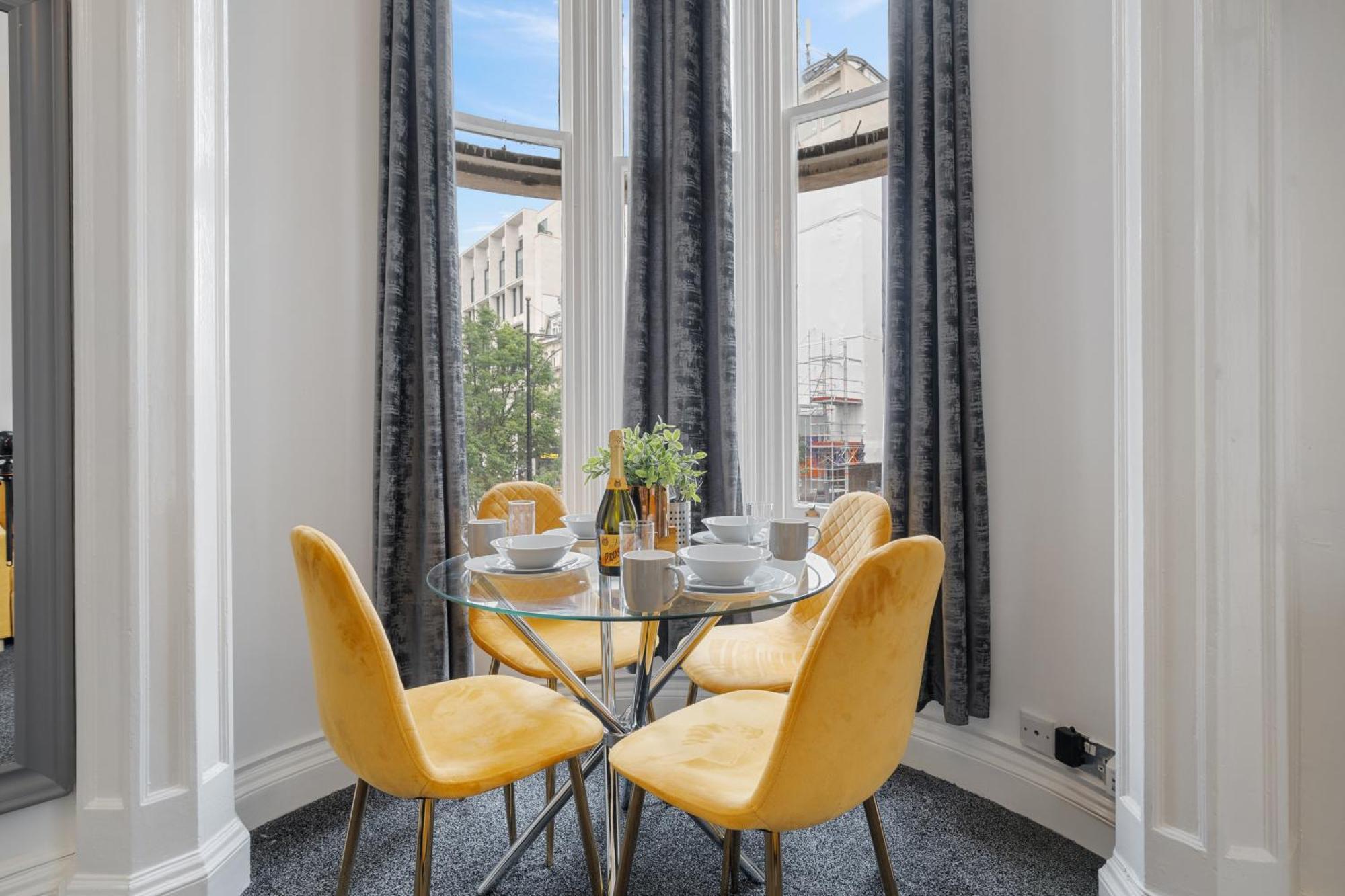 Elegant 3 Bedroom On Oxford Street Luxury Living In 2gc Apartament